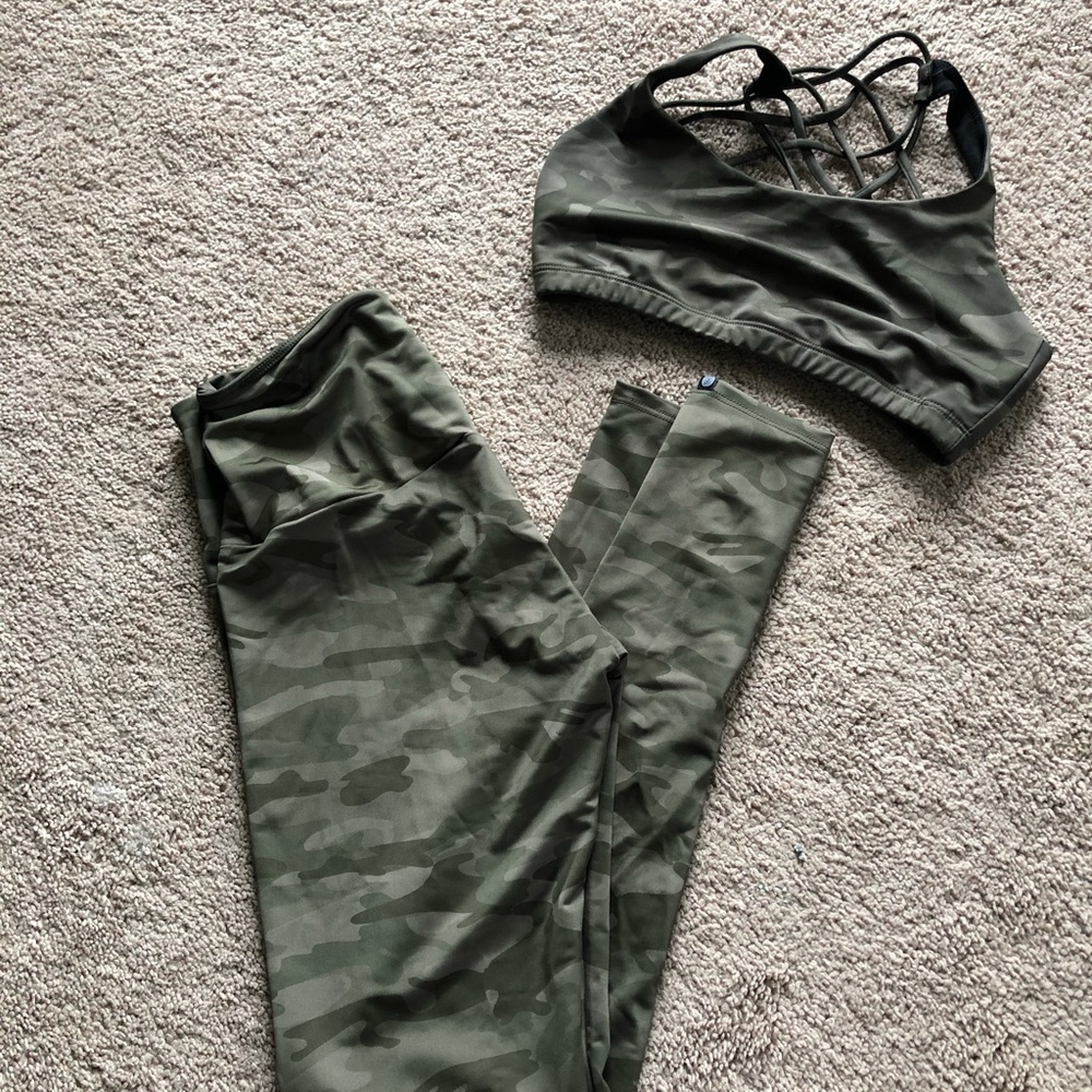 Onzie camo workout set size S/M...EUC.